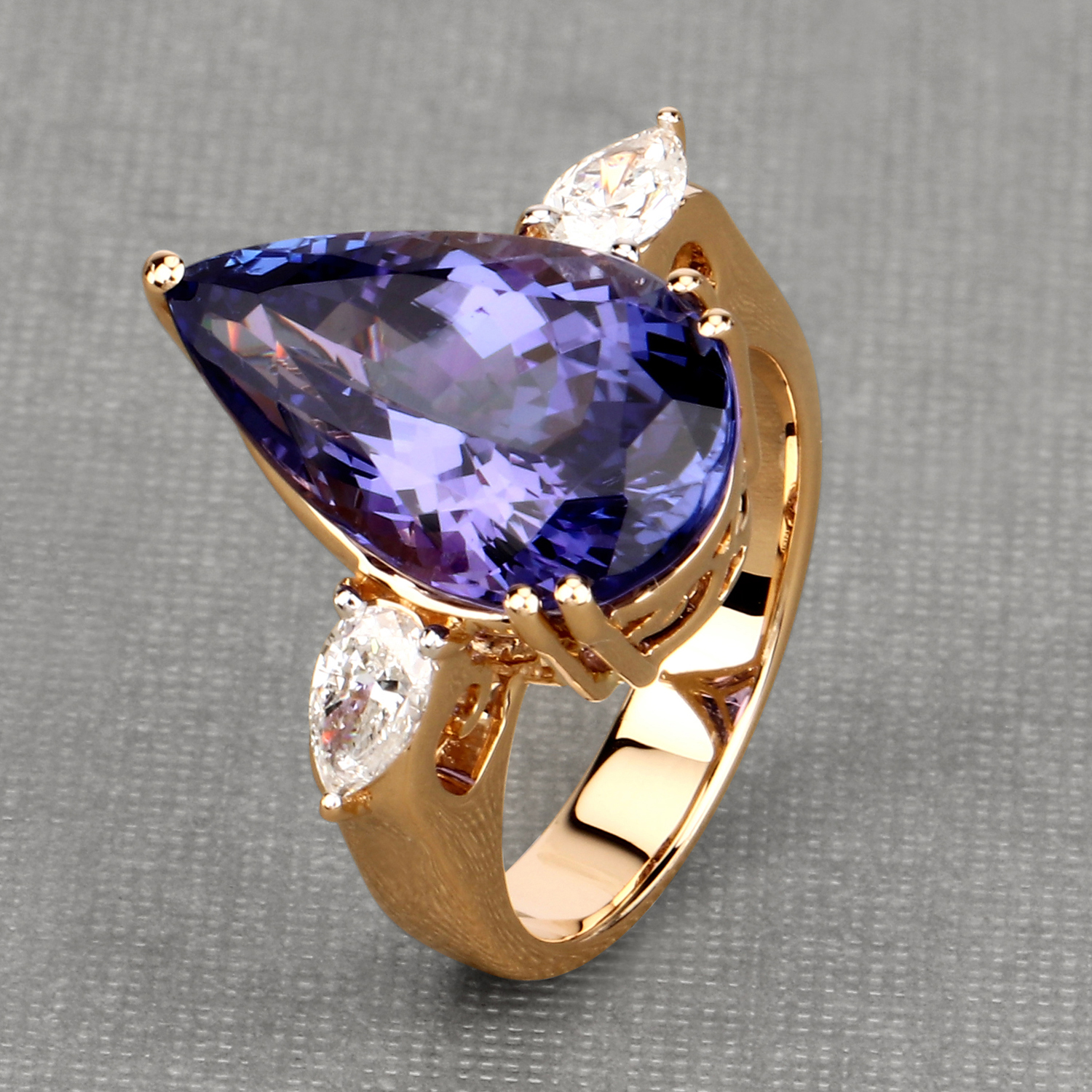 11.65 Carat Genuine Tanzanite and White Diamond 18K Yellow Gold Ring