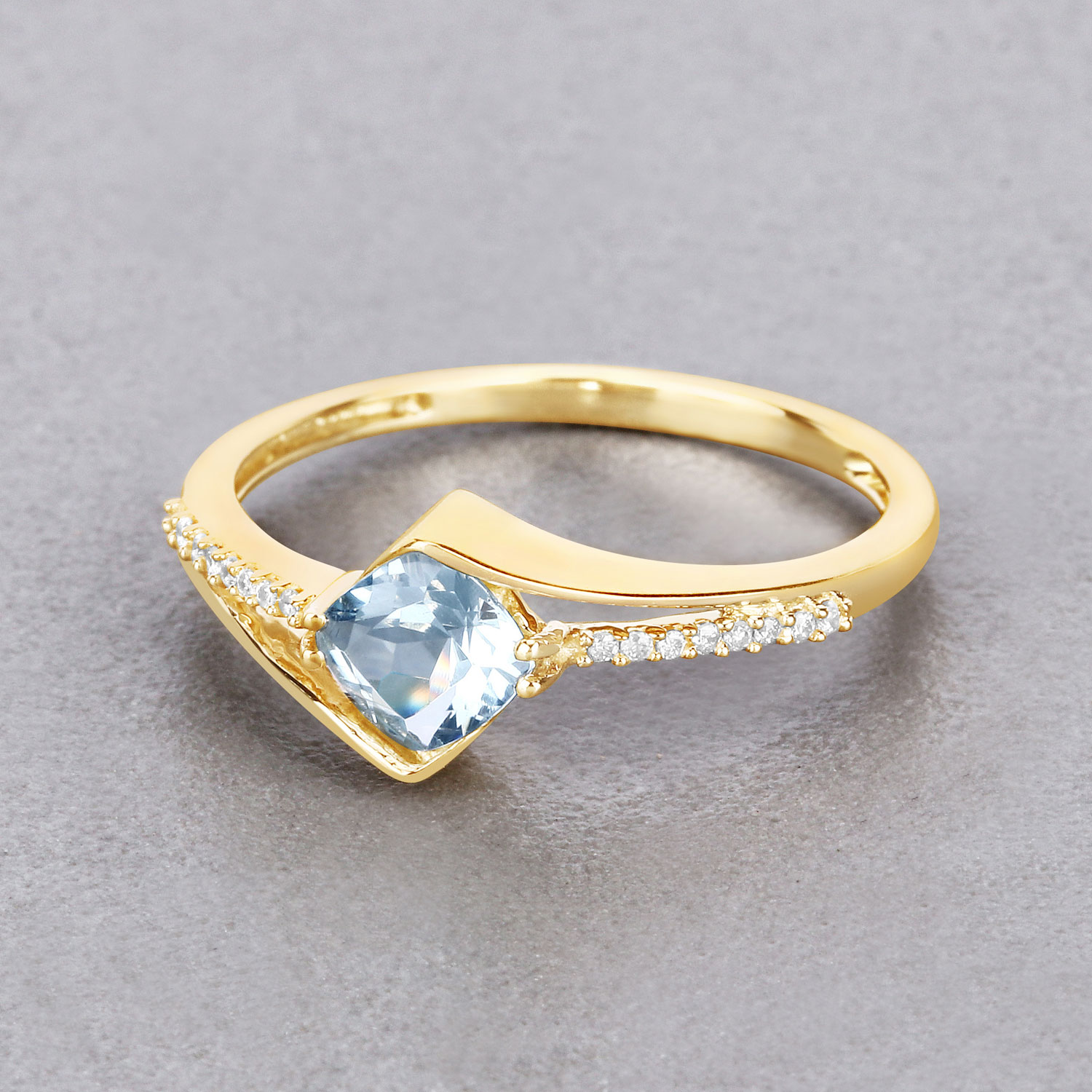 0.88 Carat Genuine Aquamarine and White Diamond 14K Yellow Gold Ring
